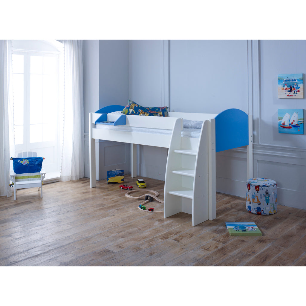 Eli Midsleeper in white and blue in furnished room