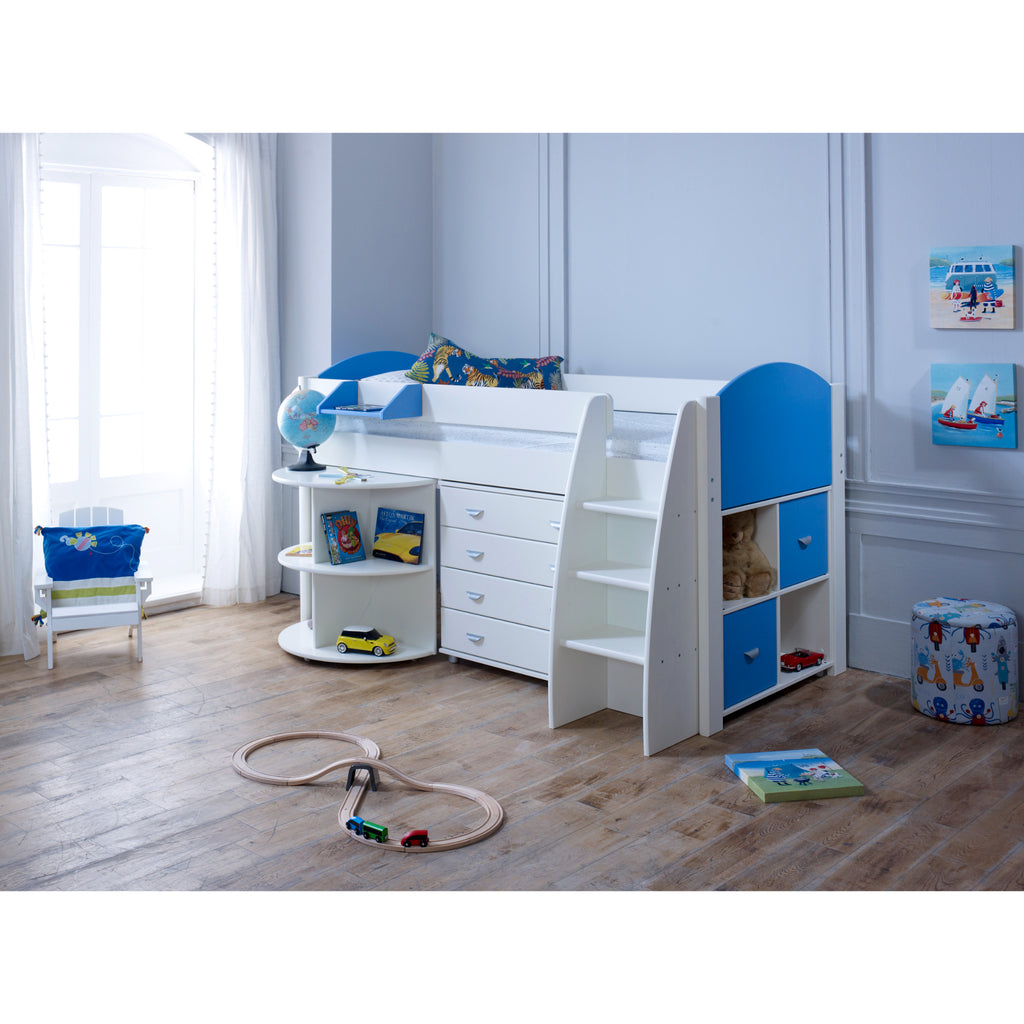 Eli Midsleeper with retracted Pullout Desk, Drawers and Cube in white and blue, in a furnished bedroom